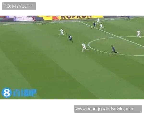 邓弗里斯不满被换下怒砸皮球表情郁闷引发关注